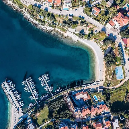 Amazing Green Paradise With Pool And Whirpool Near The Beach Apartment